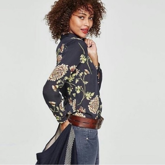 CAbi Tops - CAbi Floral Print Blouse • Like New.        H19-32